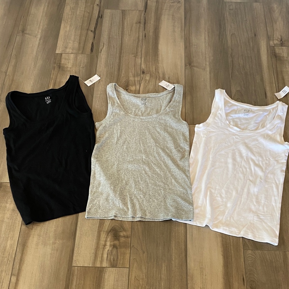 NWT gap modern tanks. Medium petite.
